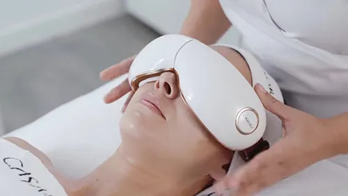 Tratamiento de ojos con gafas de presoterapia